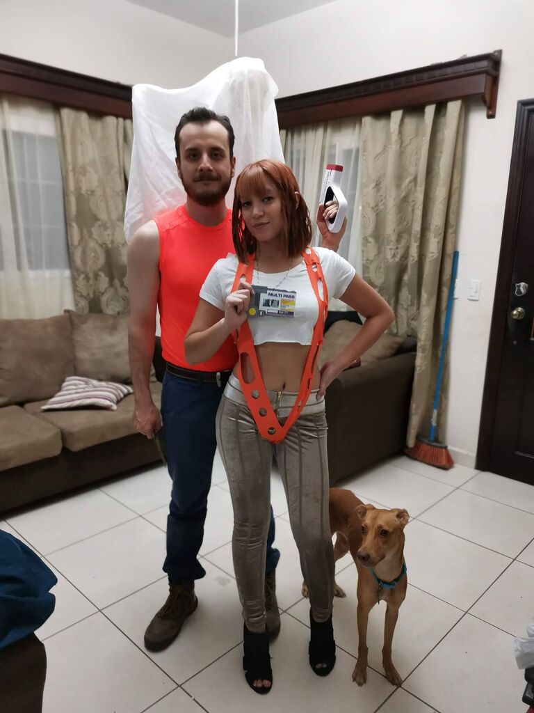 Halloween es el día festivo favorito de Claudia, en esta ocasión nos vestimos de Leeloo y Korben Dallas de la película El Quinto Elemento. Ripley, con su collar azul, esta vestida de Plavalaguna. 