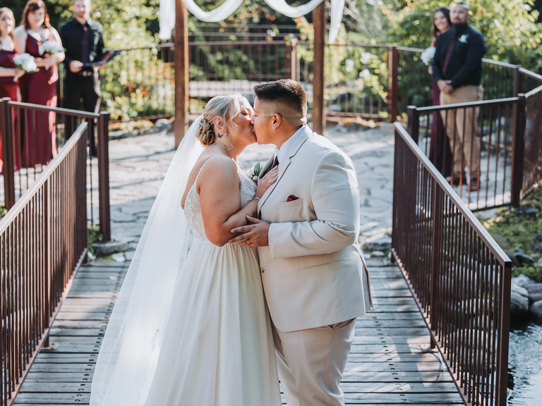 Couple kissing at ceremony in Wisconsin, how to get married in Wisconsin