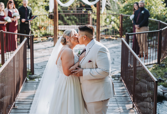 Couple kissing at ceremony in Wisconsin, how to get married in Wisconsin