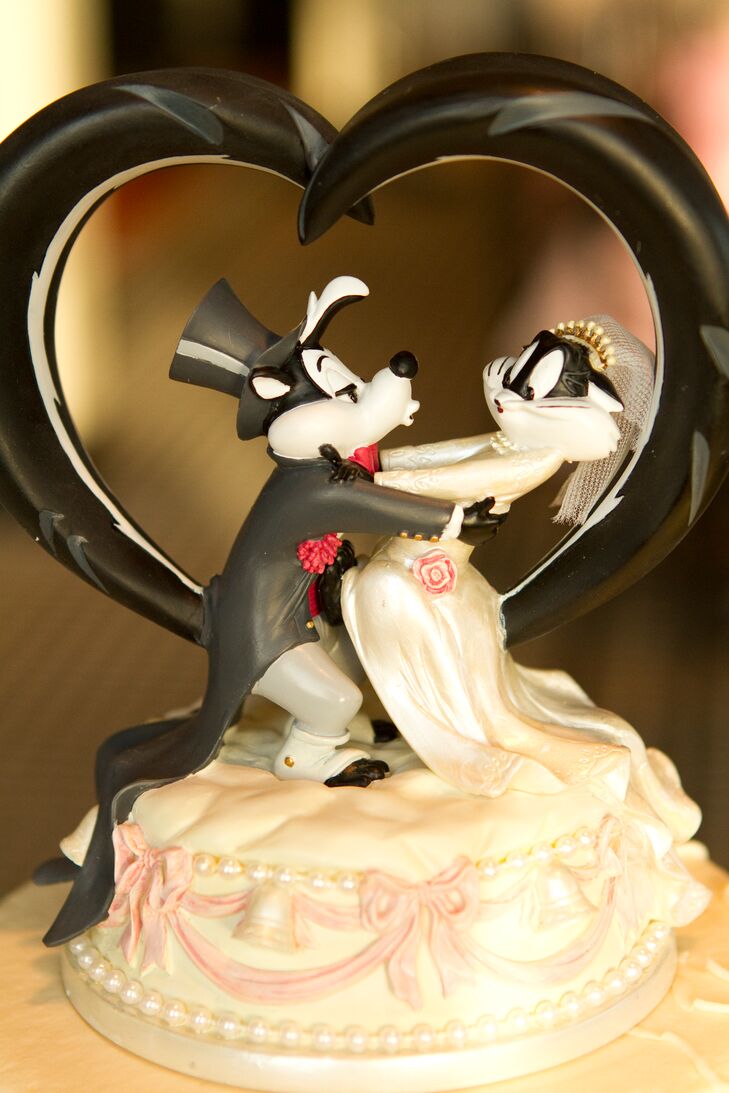 whimsical-pepe-le-pew-cartoon-cake-topper