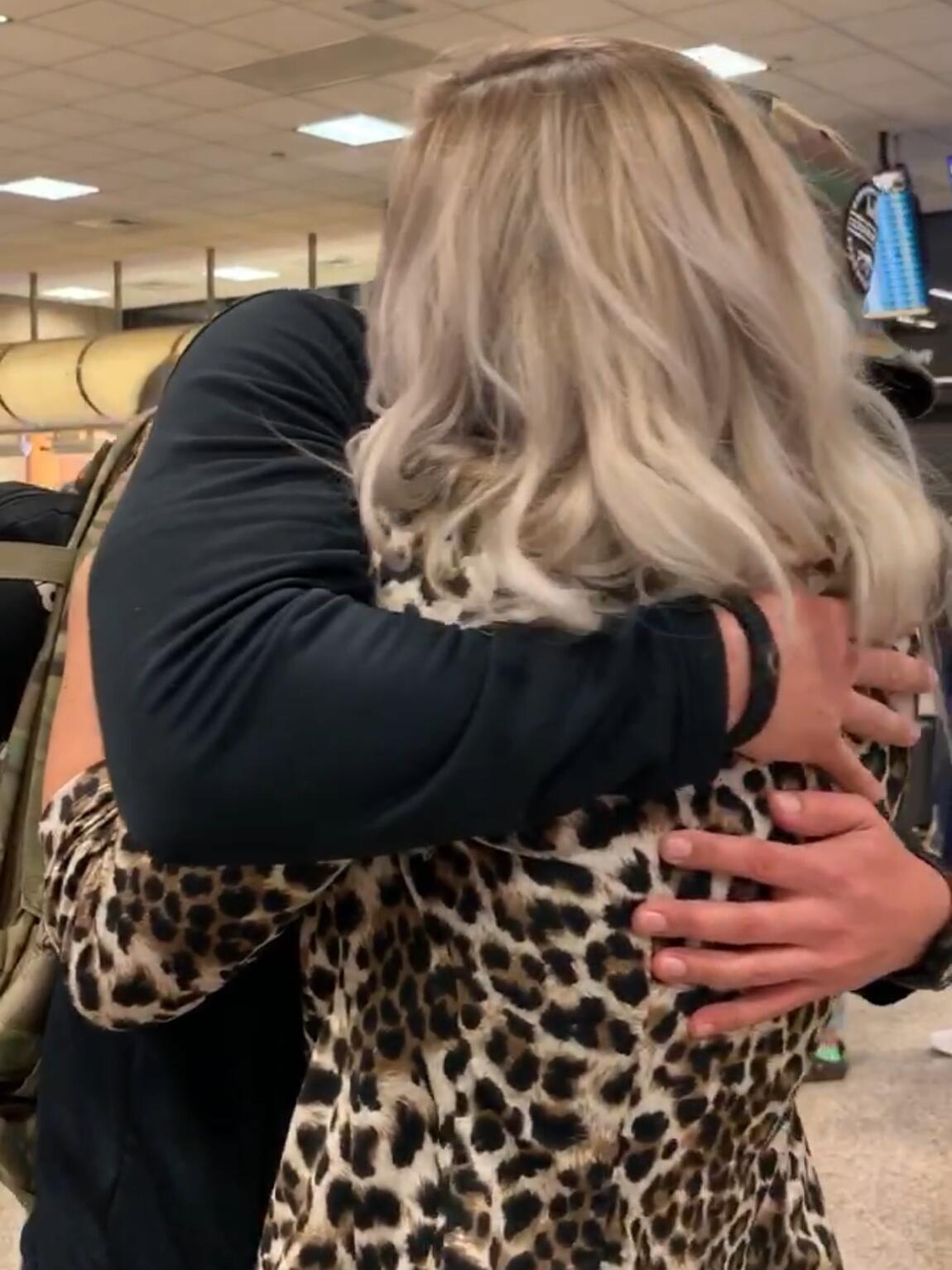 FINALLY welcomed him back from deployment! 
🖤 
POR FIN lo recibimos de regreso del despliegue!