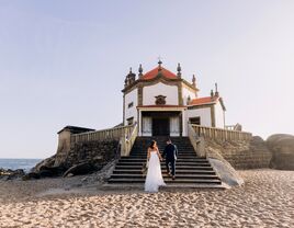 Couple on the Miramar beach with the famous Capela da Senhora Pedra for their wedding