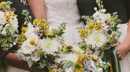 Poppy's Picks: 10 Dreamy Wedding Flower Settings for Couples