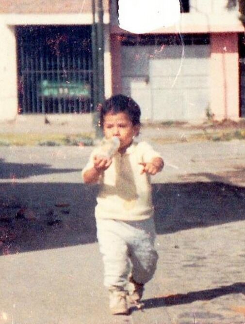 In Arequipa, Peru there was a baby running in the streets with a full diaper. ______________________________________ 
En Arequipa, Perú había un bebé corriendo por las calles con el pañal lleno