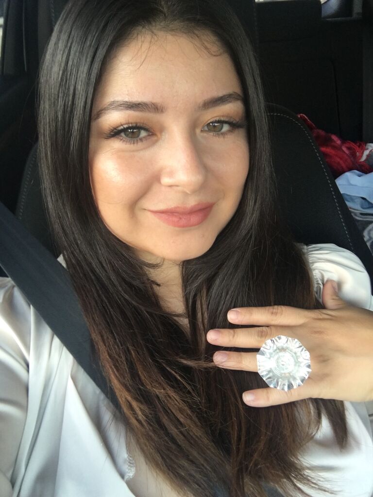 it was such a funny gag gift and thought oh well it's best to take pictures of me with a ring and pretend I'm a married woman with a fat rock *manifesting* haha
