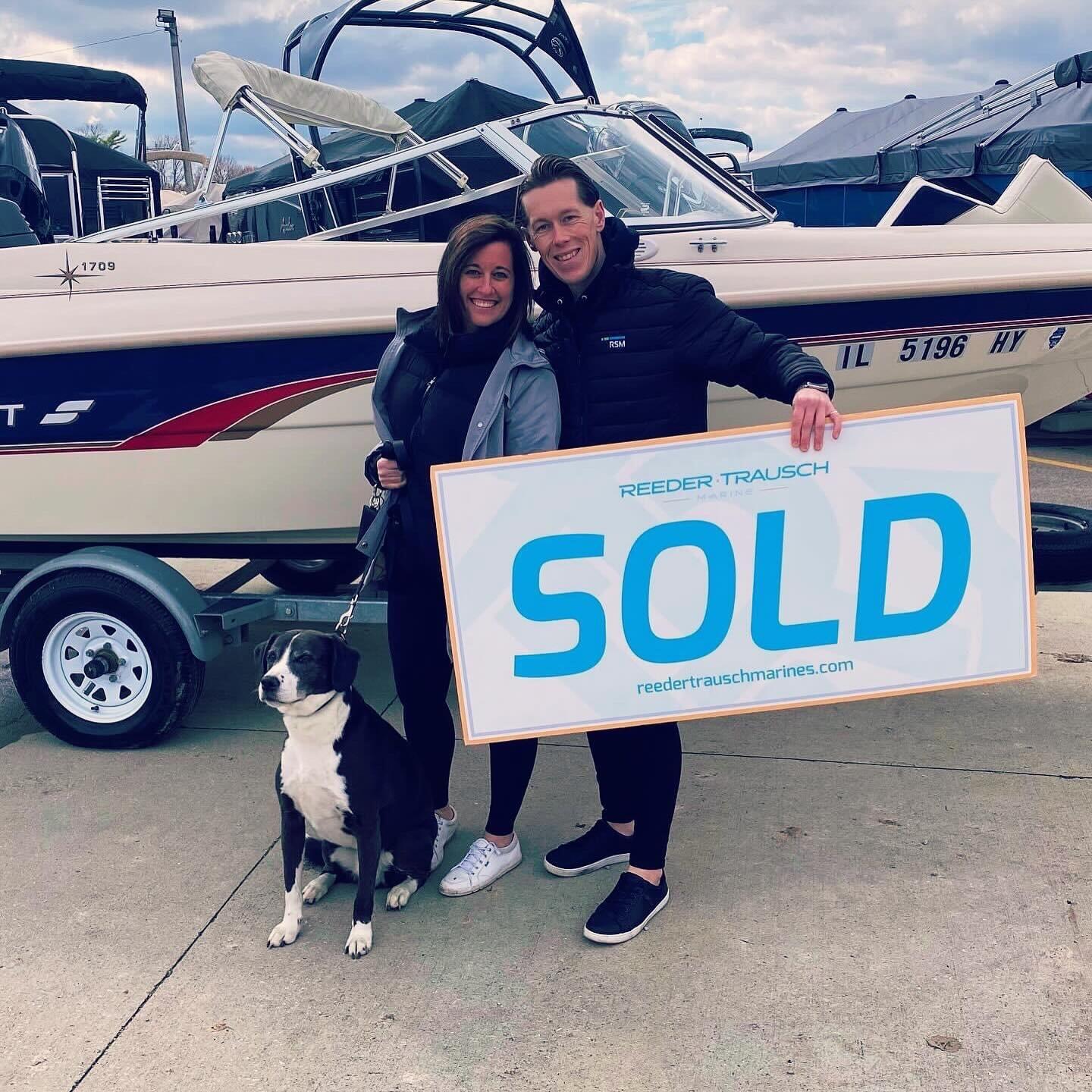 Derek buys a boat and they kick off their first *official* summer on Simonton Lake. 