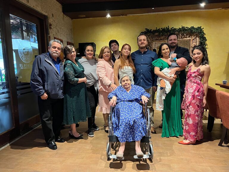 Nuestra cena de compromiso. Mateo ayudó bastante.
