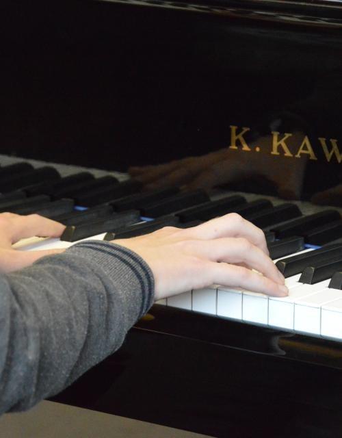 We leren elkaar als kind kennen in de muziekschool, maar meer dan kennissen werden we niet.