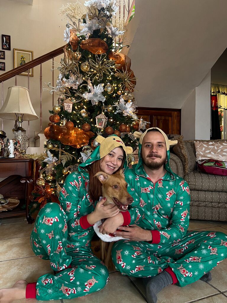 Nuestra primera Navidad juntos! Ripley bebió demasiado la noche anterior, por eso se ve medio de goma.