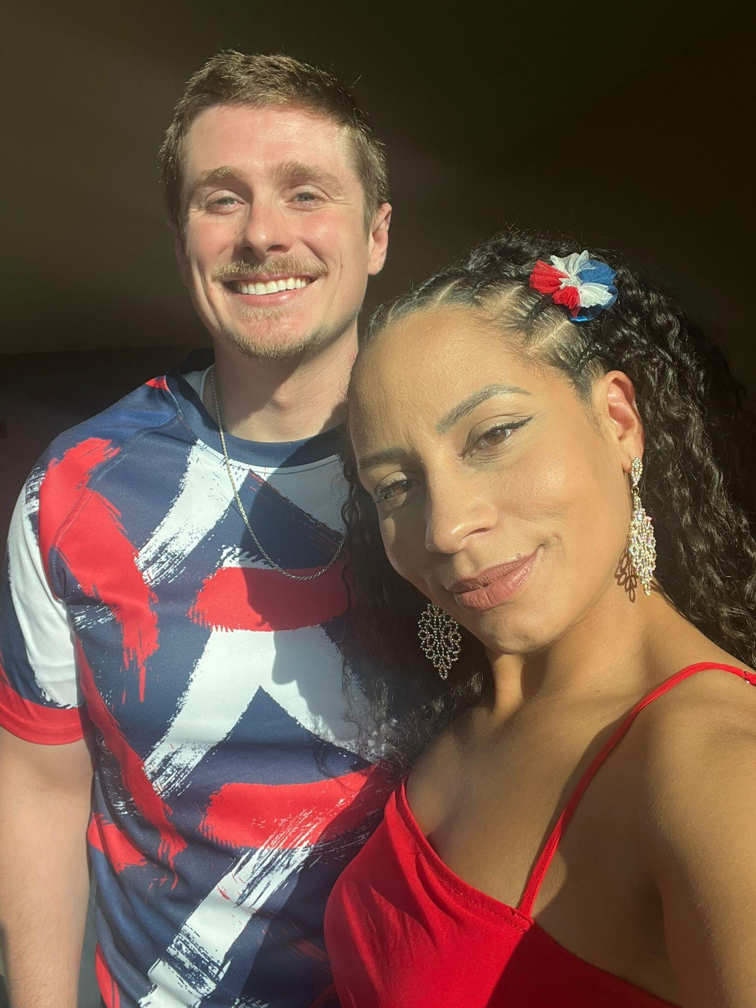 Celebrating another Fourth of July together!
 | 
Celebrando outro feriado da Independência juntos!