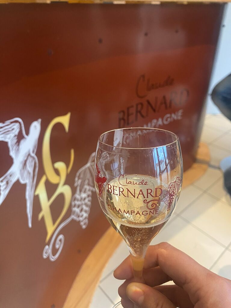 Champagne voorproeven. Trouwens aanrader , heel lekkere pure champagne en enorm vriendelijke eigenaar! 