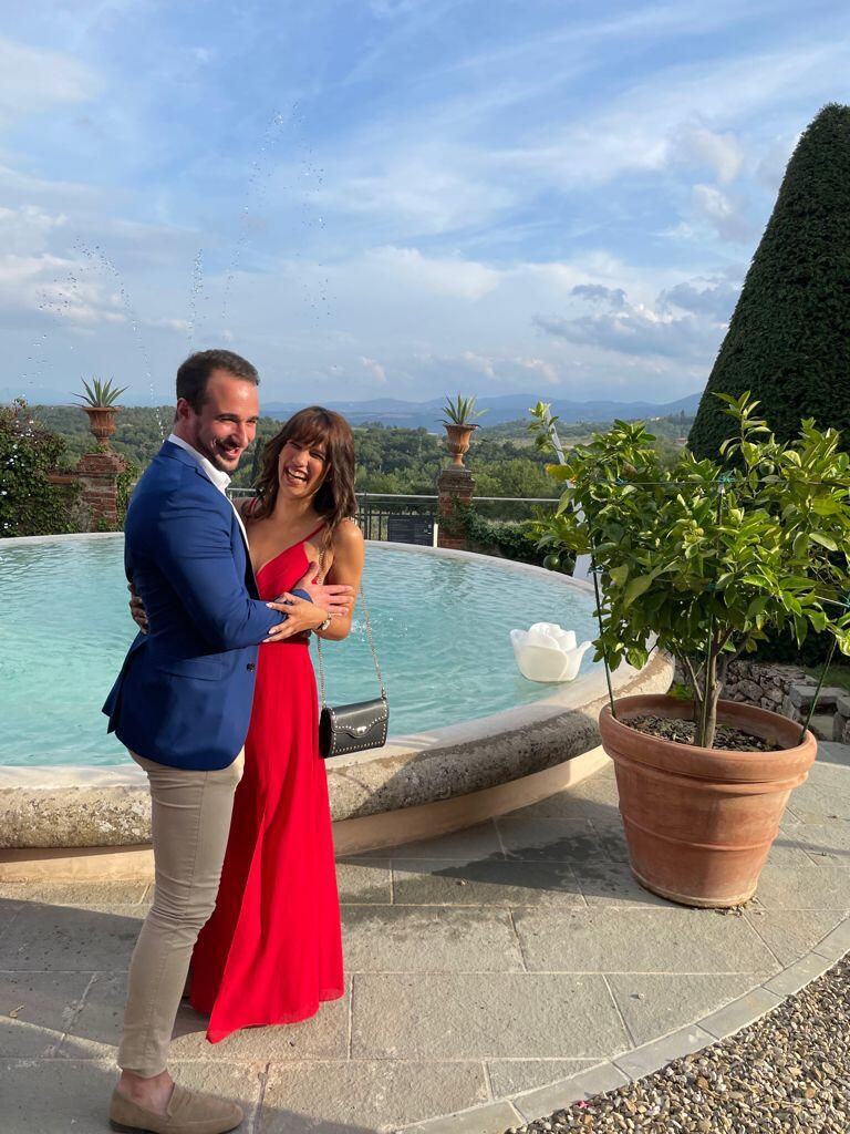 Toscane : le premier chapitre de leurs aventures.

Un an plus tard, une grande étape les attendait : leur premier voyage ensemble. Direction la Toscane, pour le mariage de la cousine de Charles-Edouard. Entre les collines verdoyantes, les ruelles pittoresques, les dégustations de gelato et d'Apérol Spritz, ils ont découvert la joie de voyager à deux. 
Le départ de nombreux voyages et de multiples aventures.
Ce voyage a consolidé leur lien, et on peut dire que l'amour était aussi présent dans leur cœur que dans l'air de Toscane.