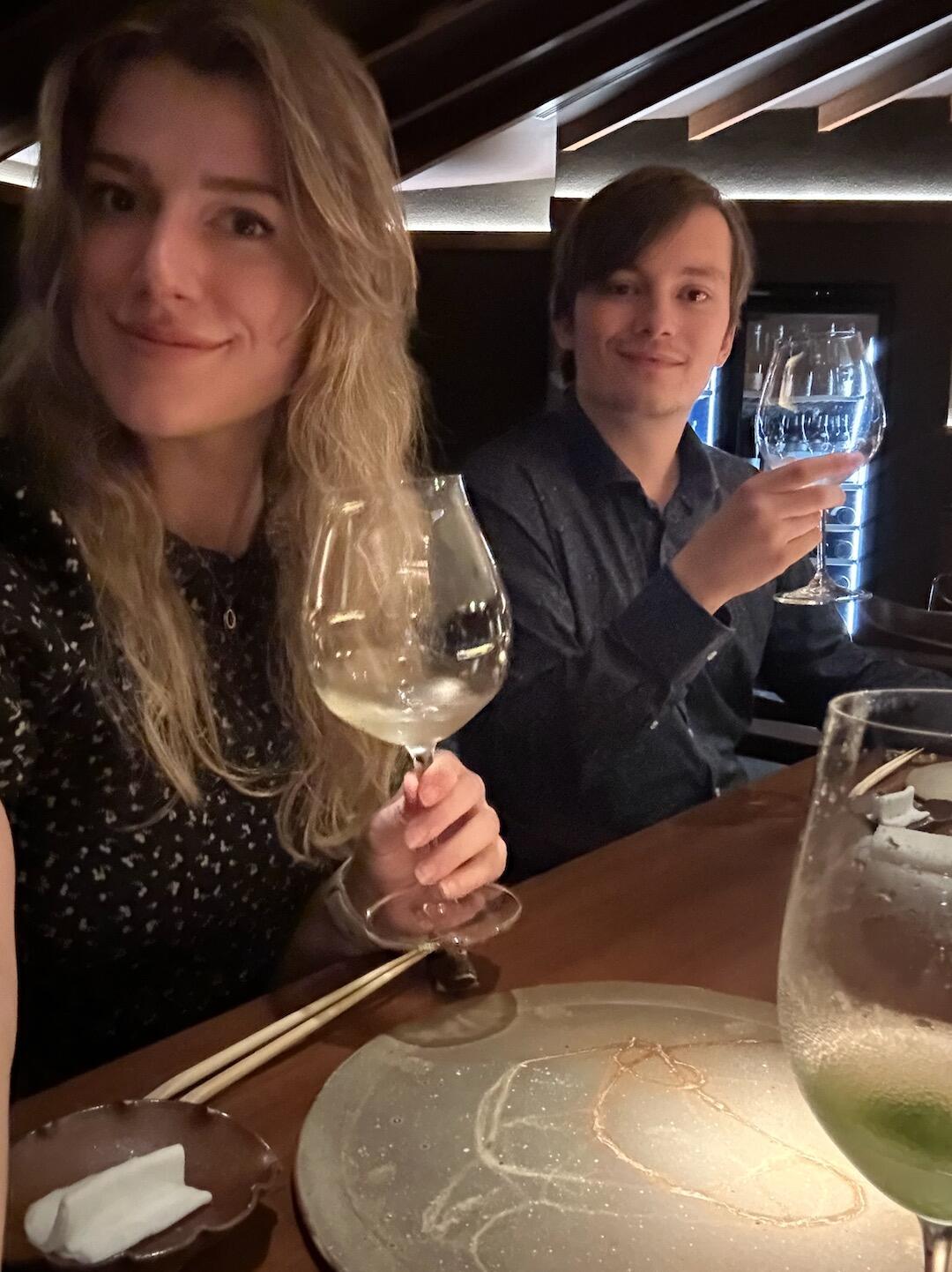 Vi fejrer forlovelsen på med fin omakaze sushi - inden vi tager med flyet hjem til Danmark.