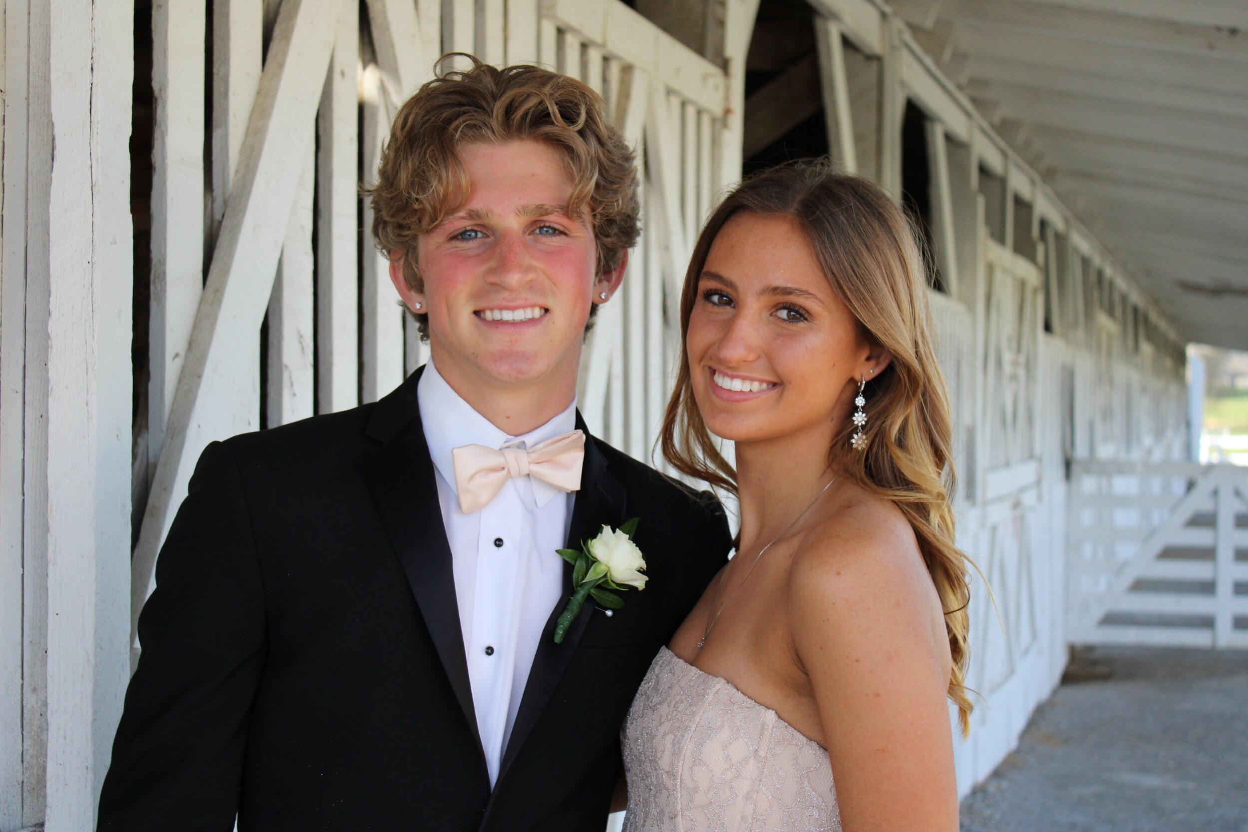 12th Grade | Senior prom pictures at Harlinsdale Farm.