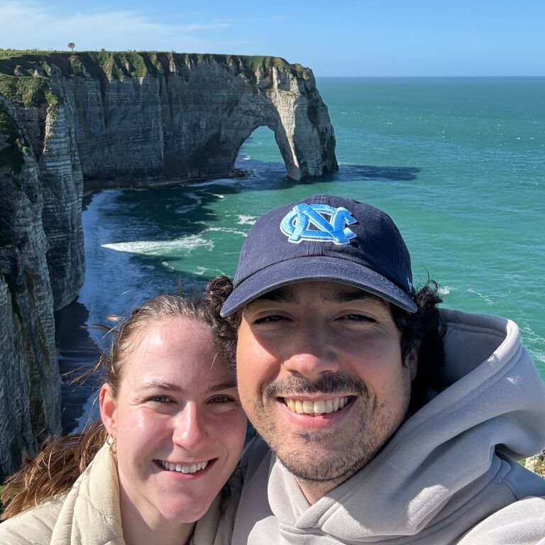 Hope and Yanis get engaged in Étretat, Normandy, France. //

Hope et Yanis se fiancent à Étretat, en Normandie, France.
