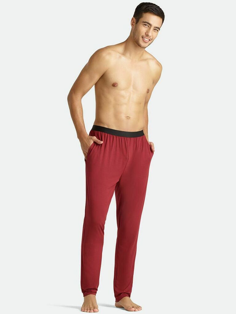 persona con pantalones de pijama rojos para jogger