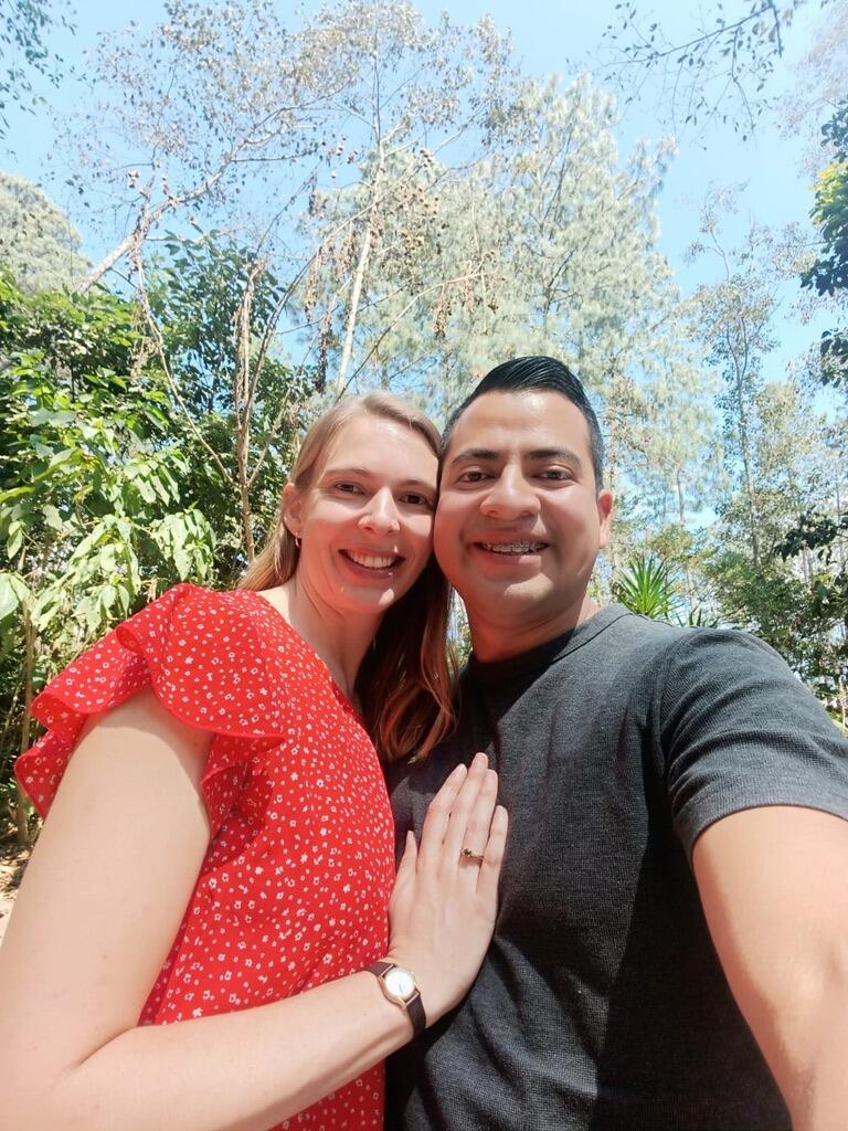 Carlos dio la sorpresa de su vida cuando me propuso matrimonio en Tecpán, con un poco de ayuda de nuestras mamás y Nancee.
Carlos pulled off the surprise of a lifetime when he proposed to me in Tecpan, with a little help from our moms, and Nancee. 