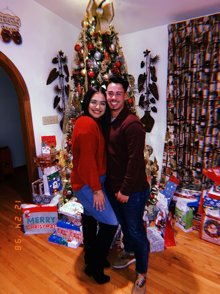 (ENGLISH)On November 21st, 2018- Johan came and asked Genesis's parents permission to officially become boyfriend and girlfriend, that Christmas became the first of many with the family. 
(ESPAÑOL) El 21 de noviembre de 2018, Johan pidió permiso a los padres de Génesis para poder ser novios, esa Navidad fue la primera de muchas navidades mas con la familia.