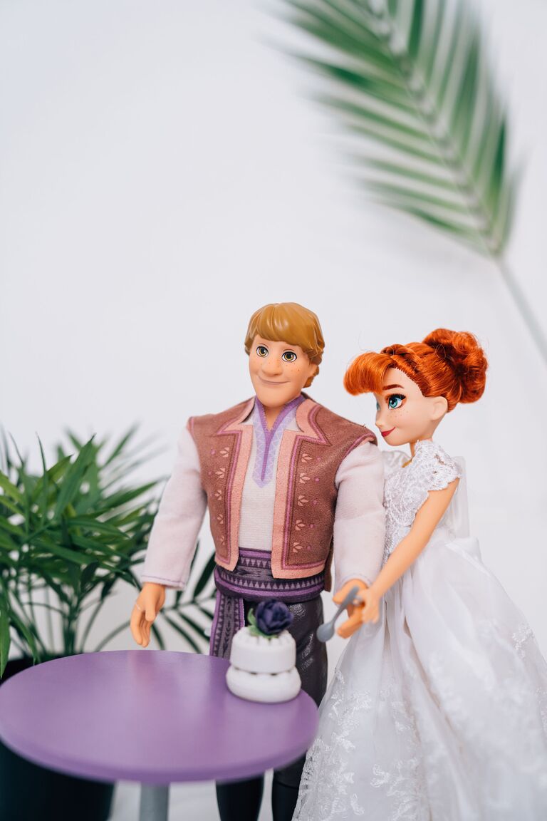 Frozen wedding anna and kristoff cake cutting