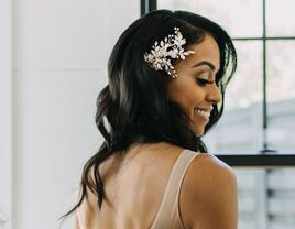 Bride with long waves and hair clip and natural makeup