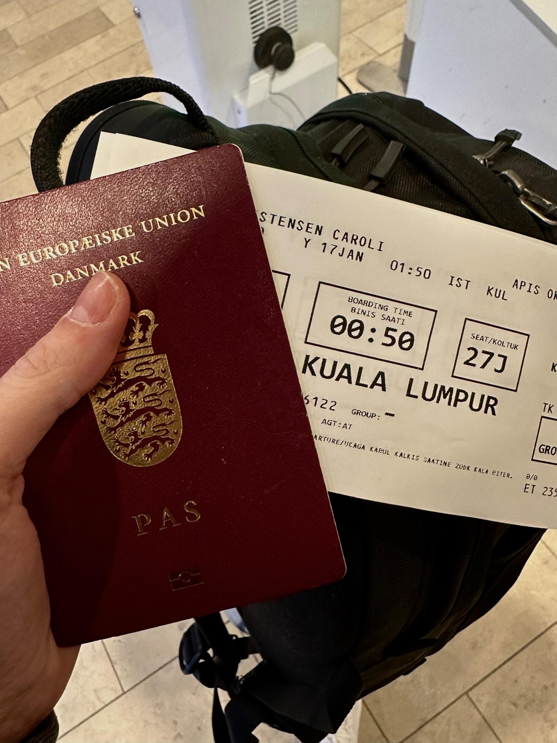 Marcus tager initiativ til at vi rejser til Malaysia på ferie. En længe ventet drøm for Caroline at "komme tilbage igen".
