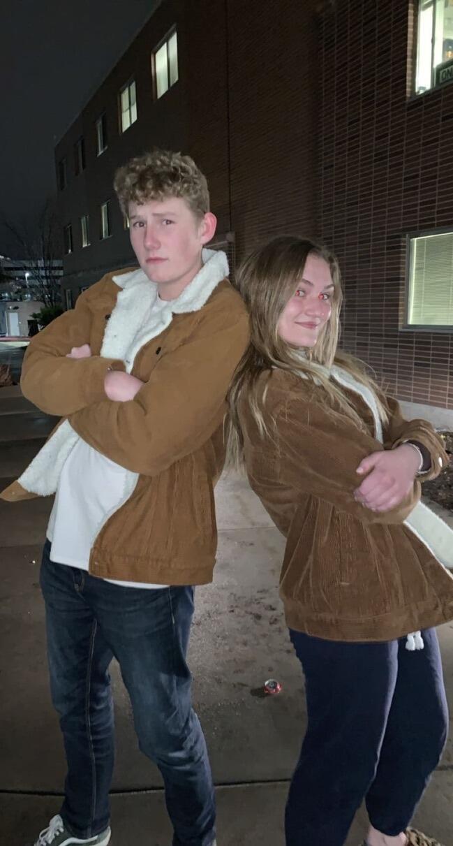 They accidentally matched outfits on multiple occasions, indicating more than friendhsip ;)
