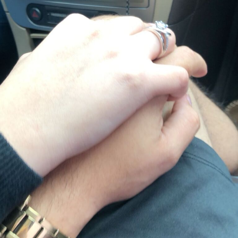 Estas citas nos han hecho darnos cuenta de que estamos verdaderamente enamorados y de que no podríamos vivir el uno sin el otro. Fue un momento muy significativo, le di un anillo de promesa, sellando nuestro compromiso y amor mutuo.