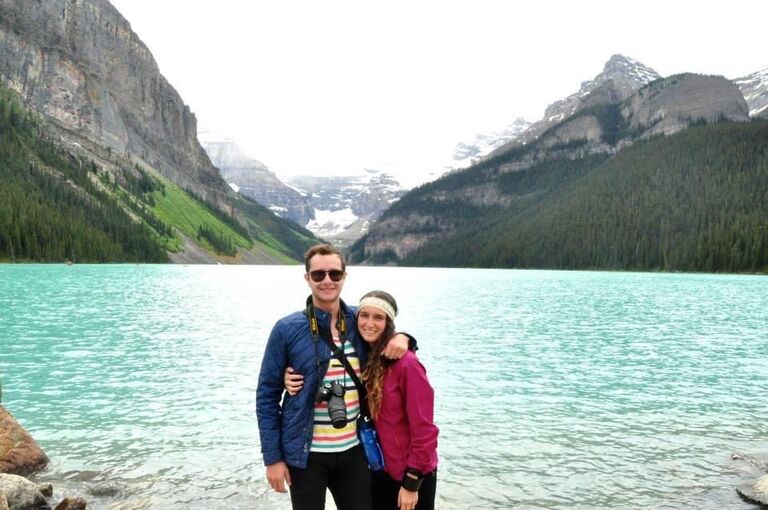 Canadá fue una sorpresa inesperada a la relación, porque los enamoró de acampar. El objetivo era Alaska, pero por culpa del destino (y planeación rookie) terminaron de roadtrip desde Vancouver hasta Banff, pasando por todas las Rocky Mountains y parando en paisajes soñados como Lake Louise. 