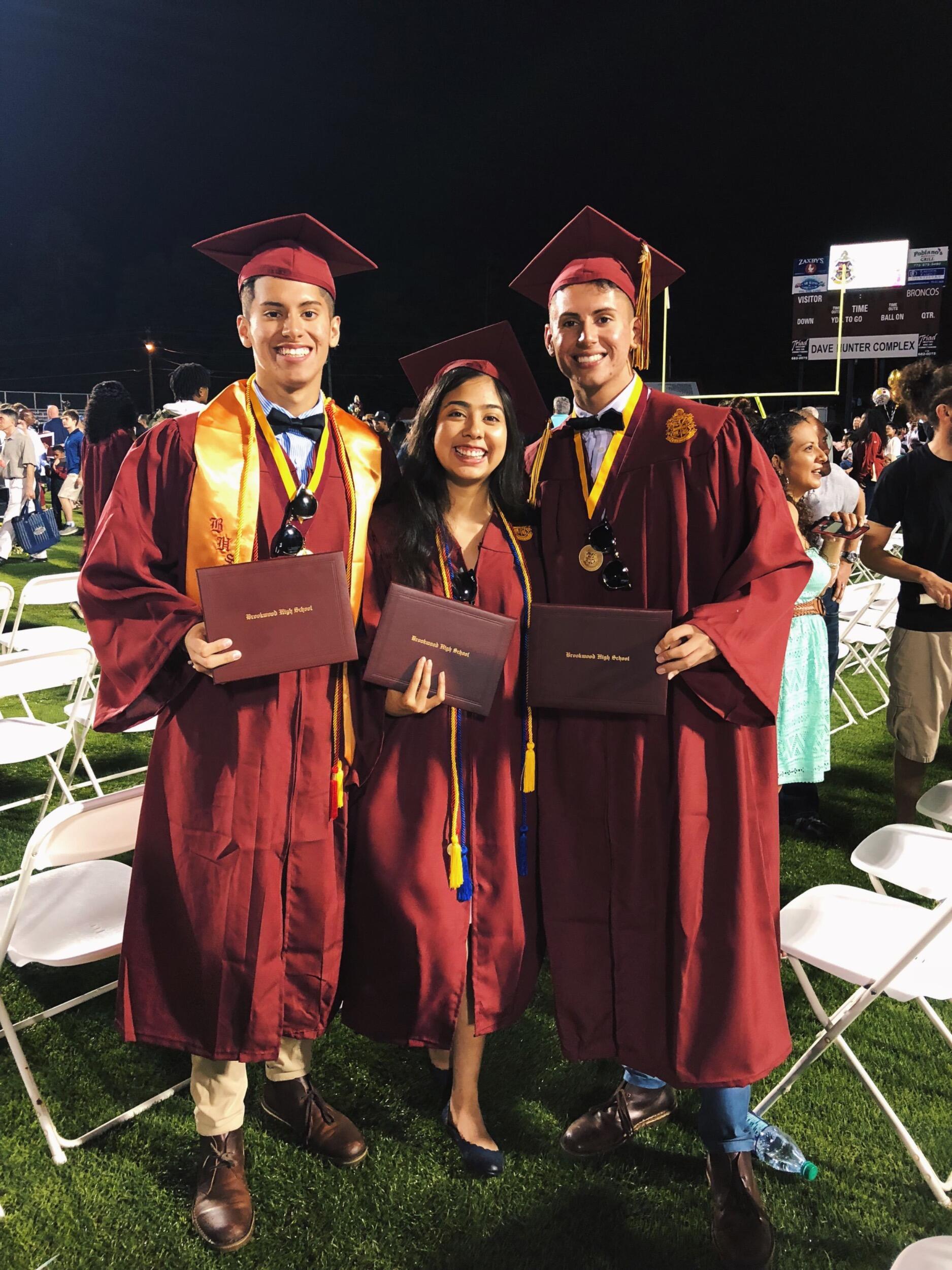 Los tres — Daniel, Cristian y yo — seguimos siendo muy unidos durante la secundaria y hasta el día de hoy.
Lo que comenzó como una amistad en los pasillos de Brookwood se convirtió en un lazo para toda la vida.
Aunque la vida cambió, nuestra conexión siguió igual — llena de confianza, risas y recuerdos que todavía atesoramos.