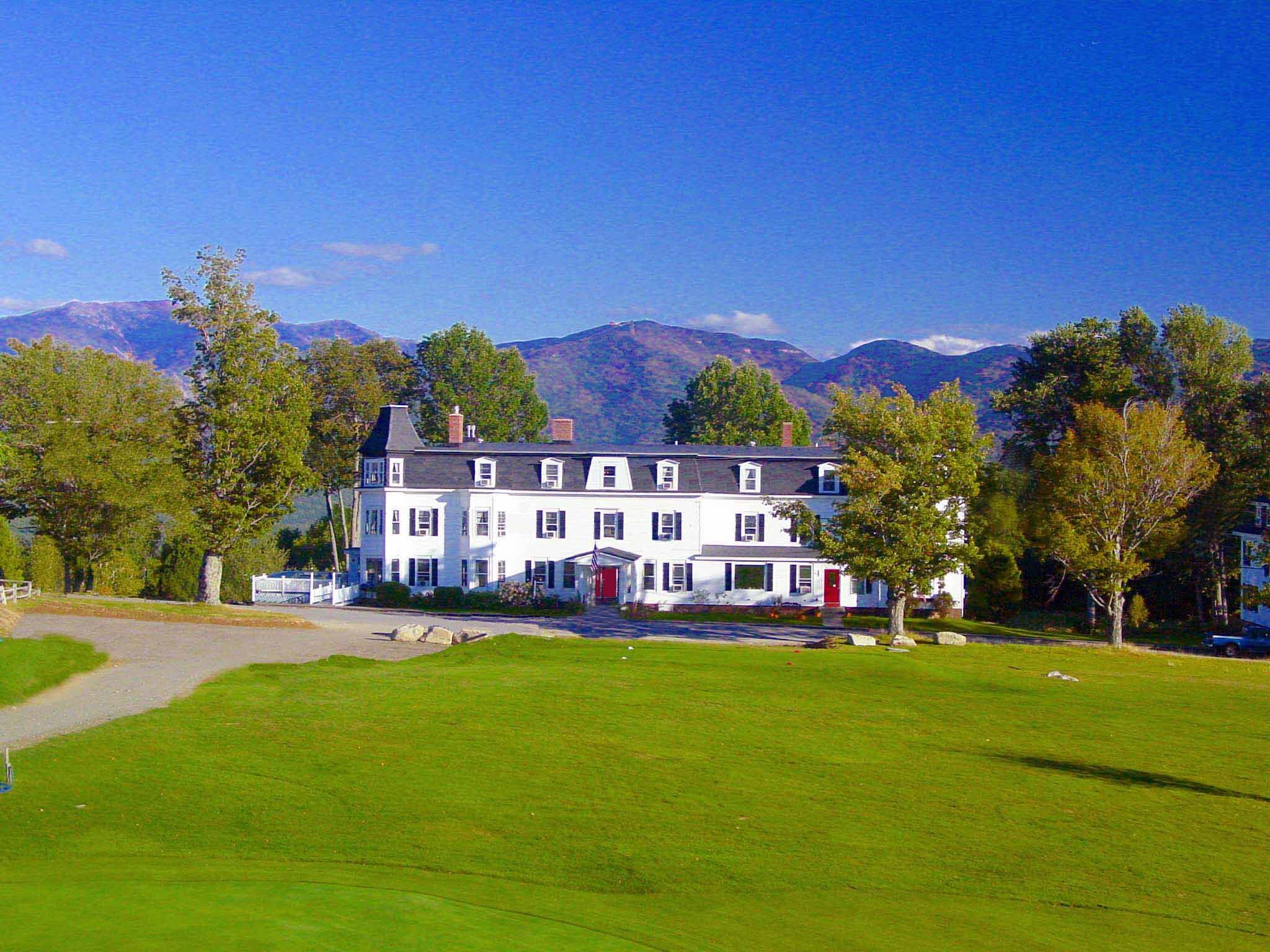 Sugar hillside. Город в Америке Грин Хиллс. Отель Сансет Хилл. Отель Sugar House. Отель New Hampshire’s Inn at Ellis River Hotel.