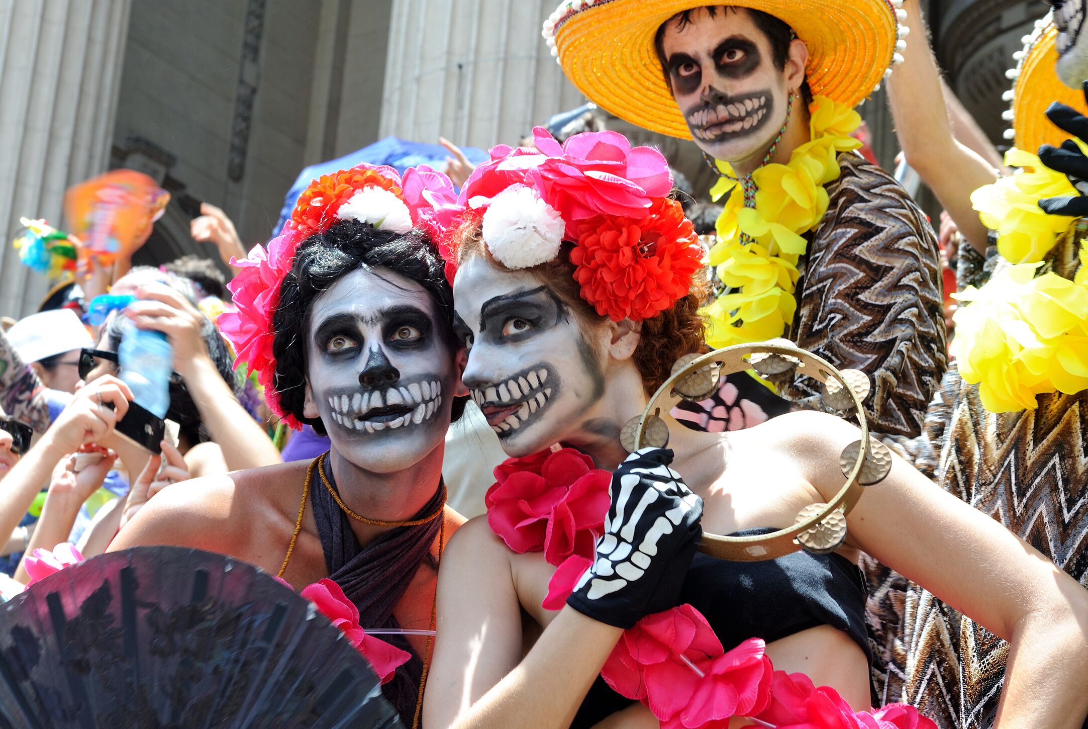 Актуальность дня мертвых. Диа де Лос Муэртос праздник. Карнавал мертвых в Мексике. Мехико день мертвых карнавал. Карнавал смерти в Мексике.