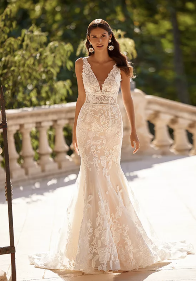 Fit And Flare Floral Lace Wedding Dress With Spaghetti Straps, Square  Neckline And Detatchable Skirt