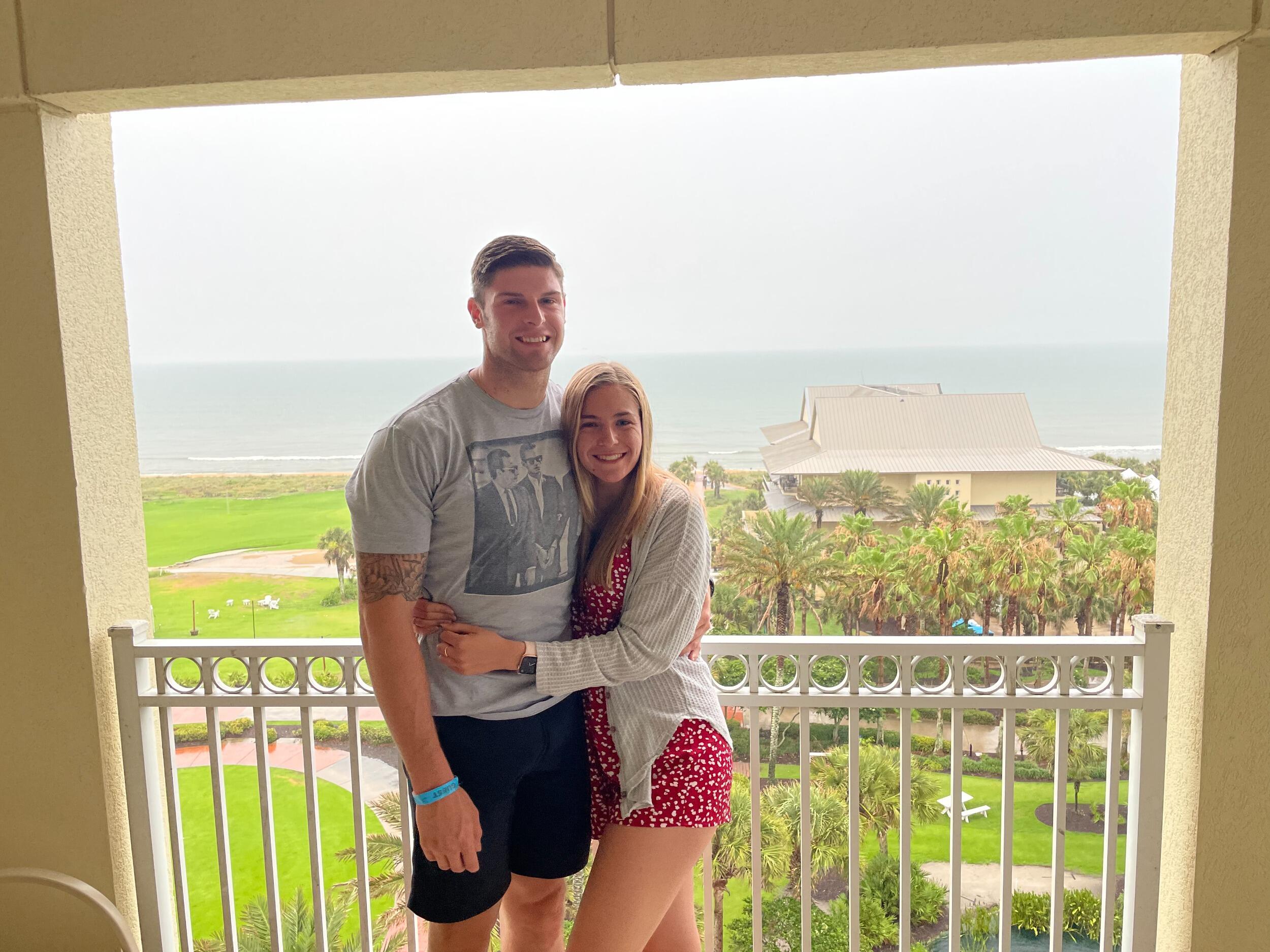 Mike begins to meet Libby's massive family at a trip to FL