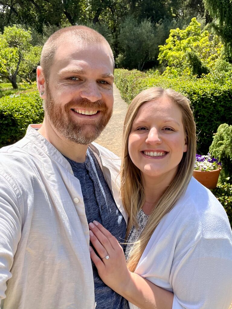 In the stunning Filoli Gardens, surrounded by nature's beauty, Brent asked Miriam to marry him, and without hesitation, she said yes! ~| |~ In den atemberaubenden Filoli Gardens, umgeben von der Schönheit der Natur, fragte Brent Miriam, ob sie ihn heiraten möchte – und ohne zu zögern sagte sie Ja!