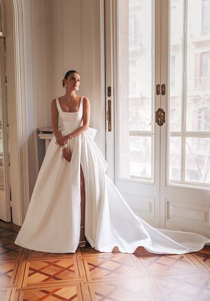 Sophia - strapped dress with smooth rectangular neckline and simple lines. The bottom is a split gown-like skirt featuring a detachable wide ribbon bow.
