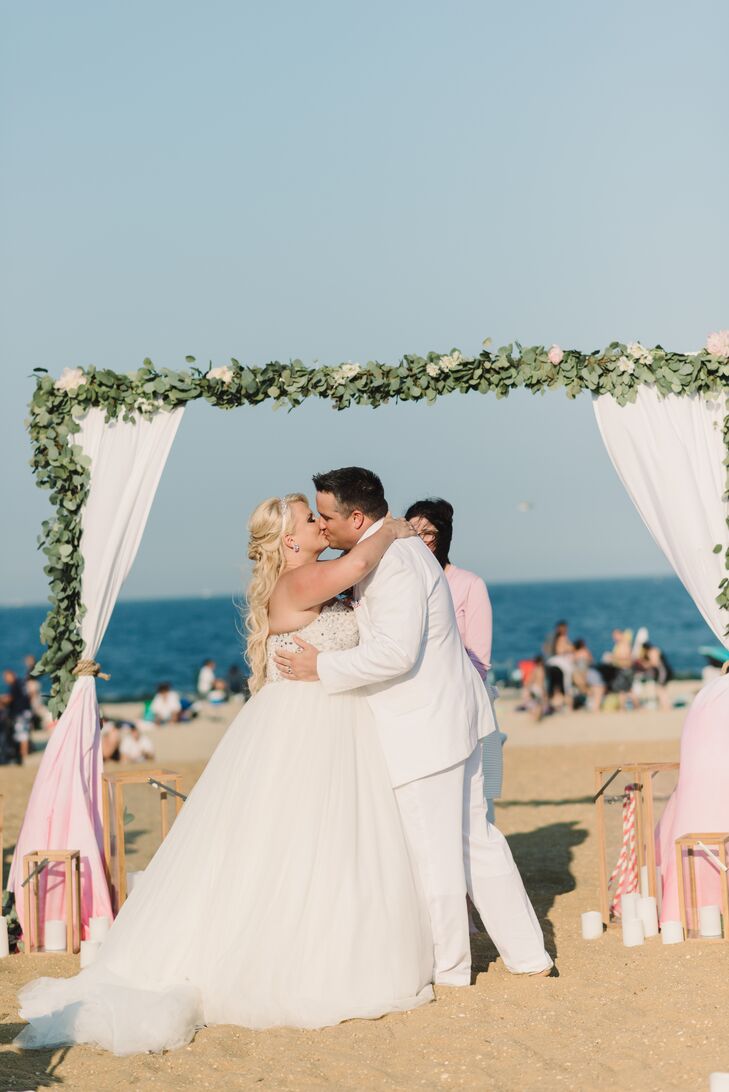 A Classic Mint Beach Wedding At Mcloone S Pier House In Long Branch