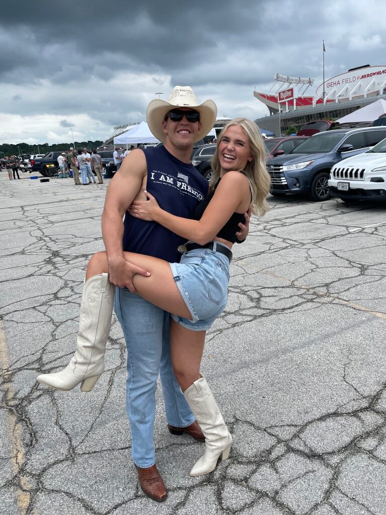 Throughout this year, Delaney took a travel nursing contract in KC to be close to home and spend more time with family and friends. Colton continued to work for MMG and even became a cowboy. When the Chiefs aren't playing, they love to go to country concerts at Arrowhead! Yeehaw!