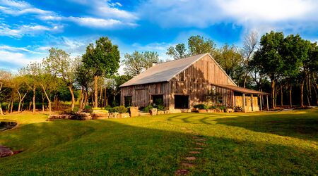 10 Trendy Romantic Rustic Barn Wedding Decoration Ideas - Esperanza Ranch