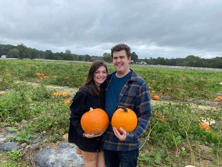 Nicole and Austin go pumpkin picking together for the first time. Austin is great at carrying all of the heavy pumpkins that Nicole picks out. 🎃