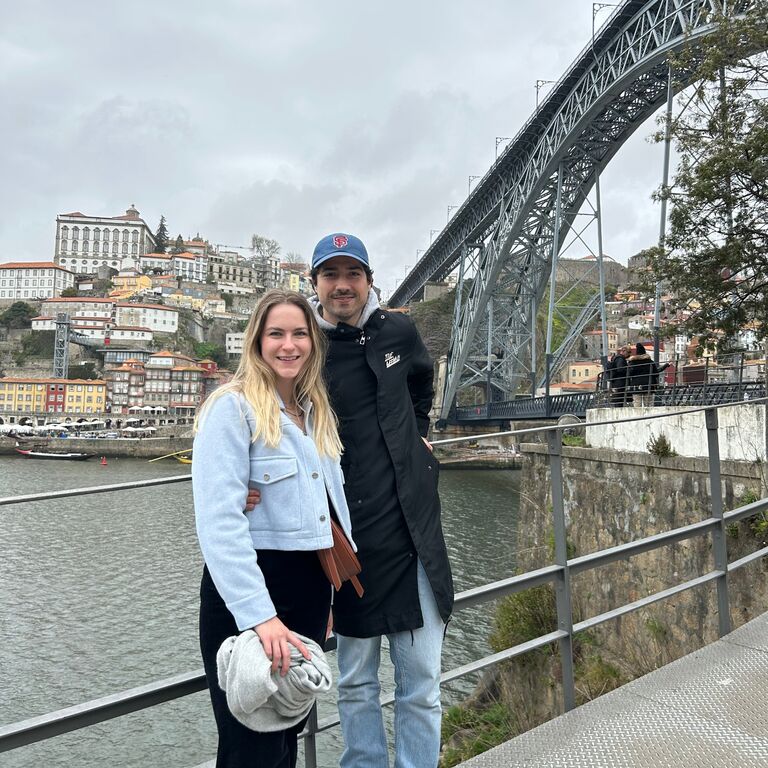 Yanis and Hope take their first trip together to Porto, Portugal. Sadly, Hope falls ill with terrible food poisoning. Yanis takes such good care of her, she begins to think, "Is this the one?!". //

Yanis et Hope font leur premier voyage ensemble à Porto, Portugal. Malheureusement, Hope tombe malade à cause d'une terrible intoxication alimentaire. Yanis prend tellement bien soin d'elle qu'elle commence à se demander : "est-ce lui que je vais épouser ?!".