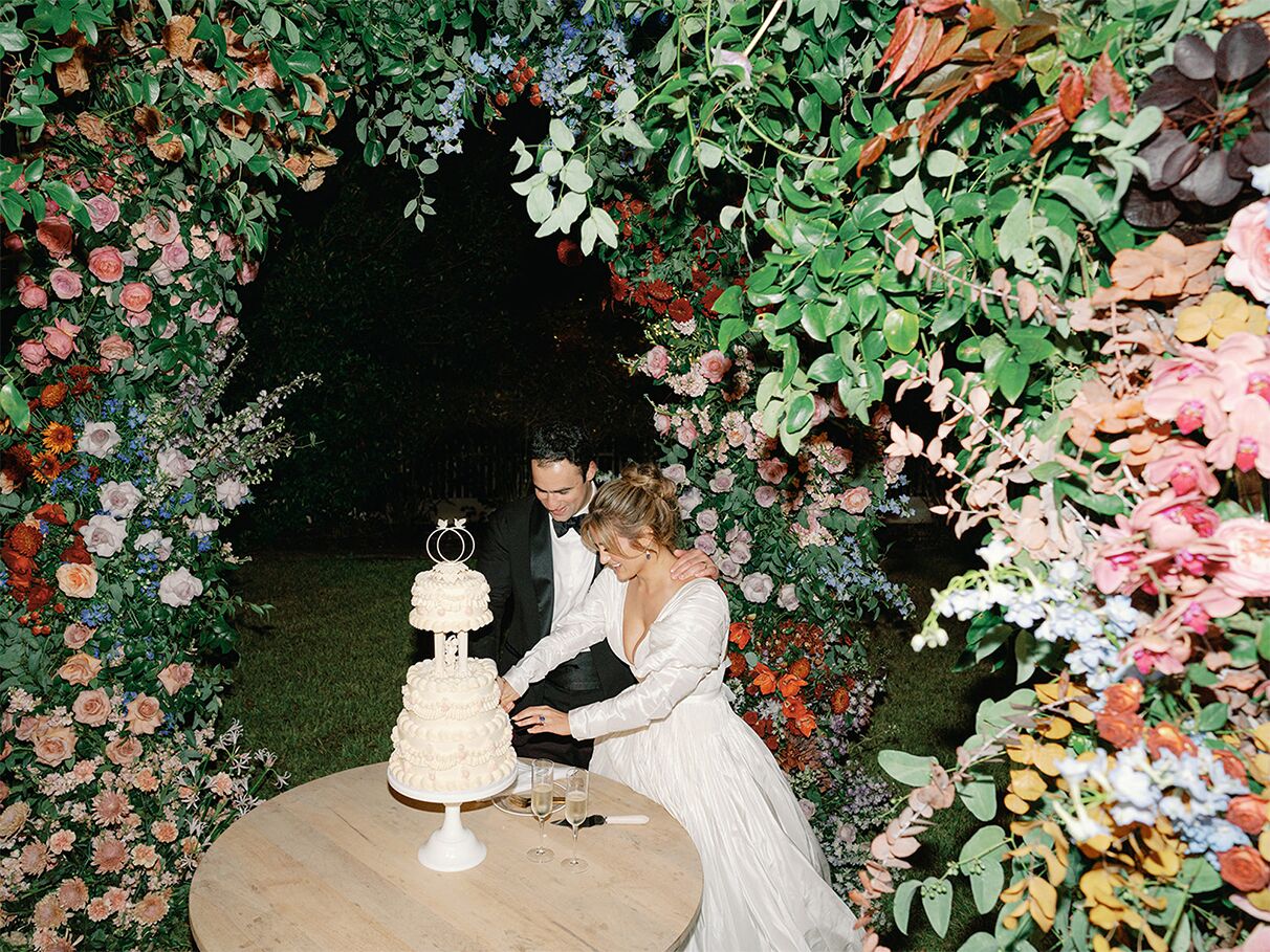 Couple cutting Lambeth wedding cake