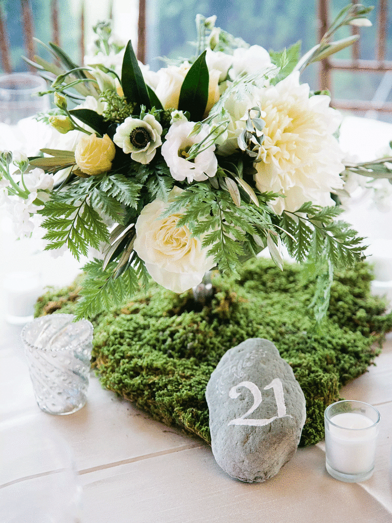 Moss and rock table numbers as wedding decoration DIY.