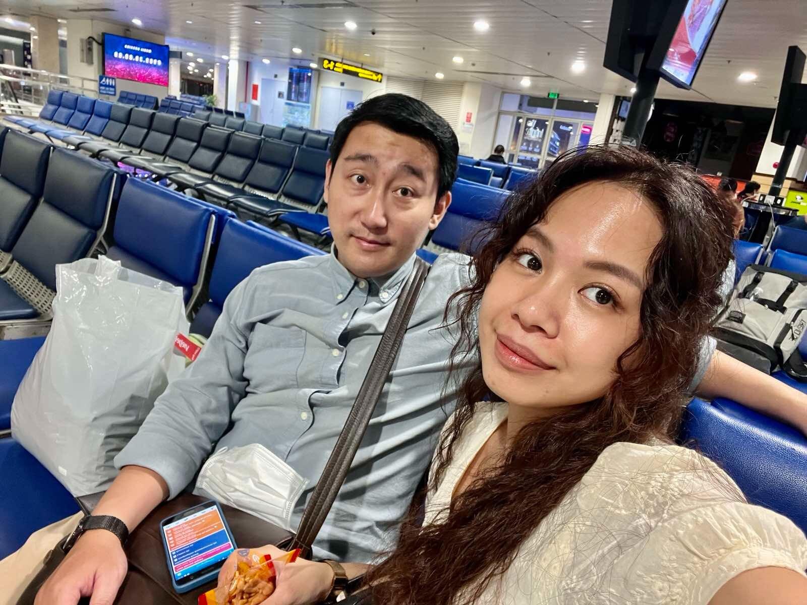 This time, both went back to Hanoi to ensure no K-drama at the airport...