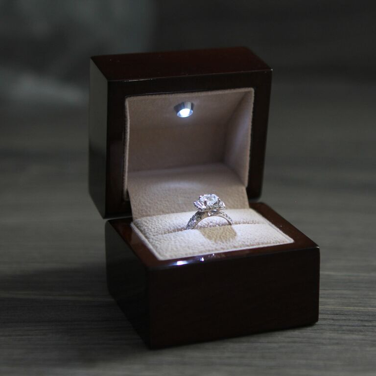 Light-up proposal ring box 