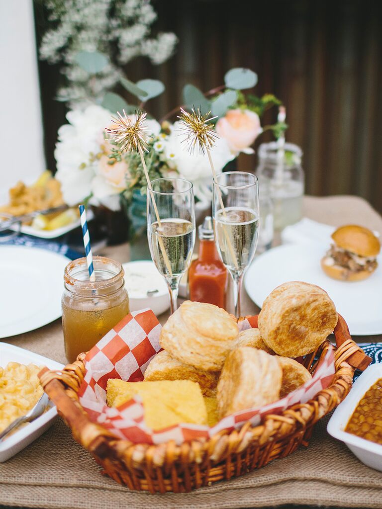 Idée de dîner américain de style familial pour une entrée de réception de mariage