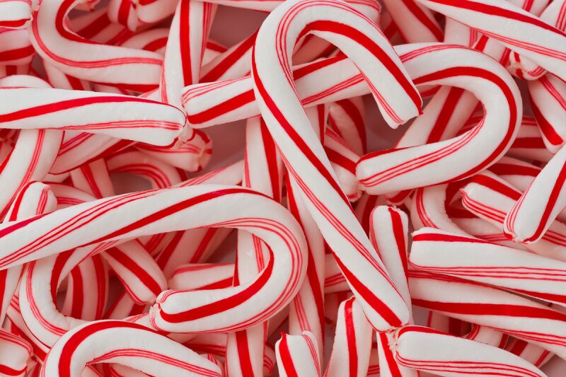 Christmas party ideas for kids - candy cane catch