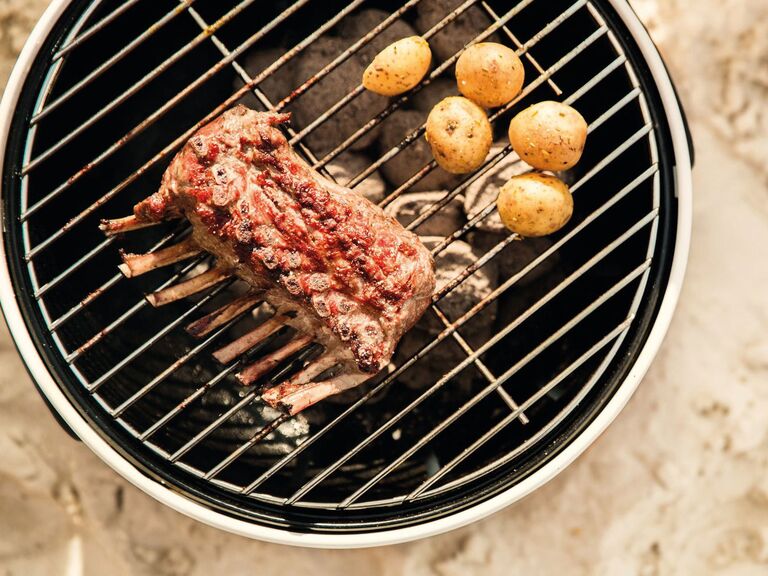 parrilla de mesa con carne y papas