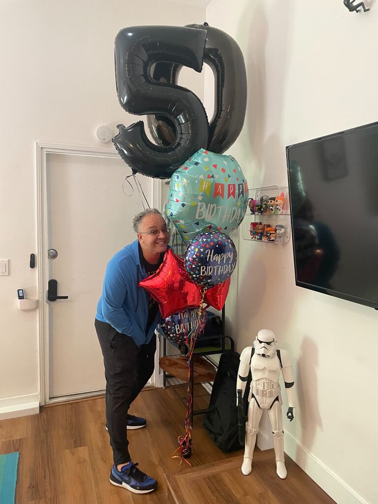 When they met at the beginning of 2022, Jeremy casually mentioned that he wanted Danielle to plan his 50th birthday. 🎉Bewildered but amused, she agreed. 😄 Although Danielle didn’t take credit for organizing the event, she couldn’t attend the dinner at Sage in Culver City, California. 🍽️ Instead, Danielle sent a stunning balloon arrangement without including her name on the card. 🎈The mystery of the anonymous gift had everyone at the dinner guessing. 🤔Little did Jeremy know; his future wife was full of delightful surprises! 💖