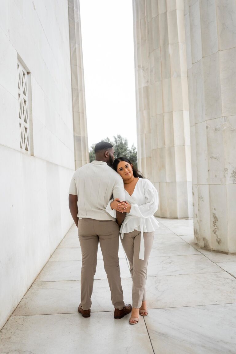 (Nathan) I asked her to be my girlfriend with the blessing of my future father-in-law of course!  / (Nathan) Le pedí que fuera mi novia ¡obviamente con la bendición de mi futuro suegro primero!
