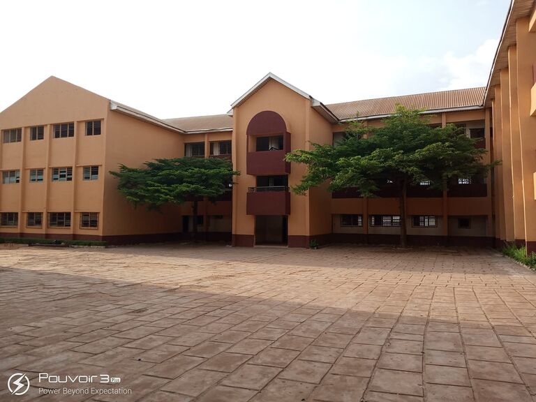 Attended the same high school, where Nnamdi noticed this beautiful, quiet, mysterious lady, but never approached. Suffice to say, lade did not notice Nnamdi at all. 🥲